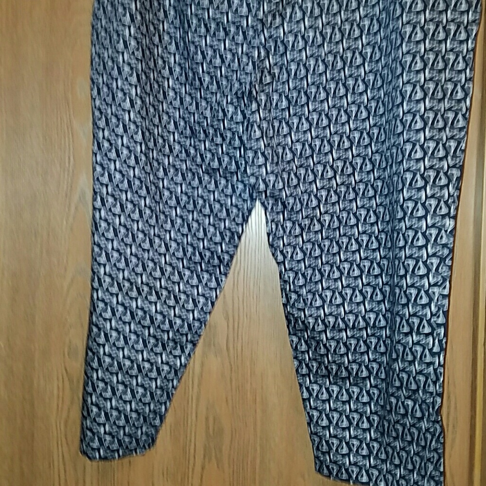Liz Claiborne blue print capri pants - Picture 6 of 11